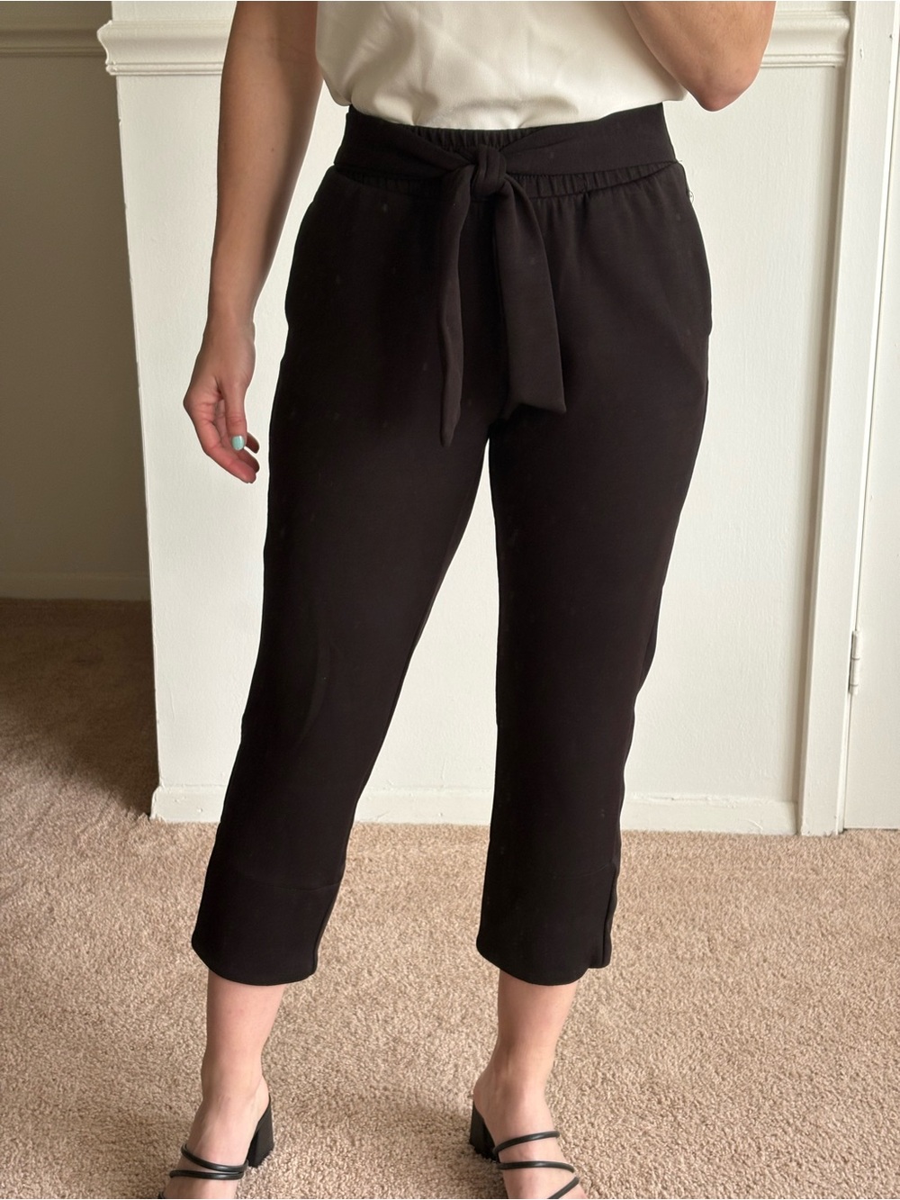 T TAHARI Black Tie-Waist Cropped Pants